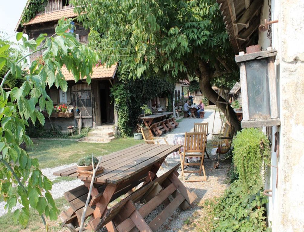 Rural Tourism Family Ravlic Hostal Muzilovcica Exterior foto